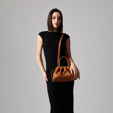 【免費升級送禮包裝】蒂夏爾-B 大斜背包-麥色/BF876-57-BRA