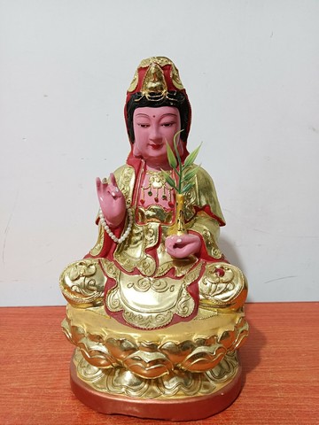 木雕觀音菩薩，高28厘米，底座寬16厘米，深14.5厘米，右