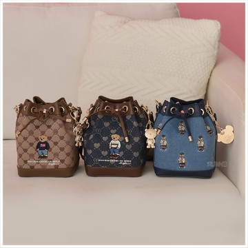 天藍小舖-GUOO BEAR刺繡小熊斜背水桶包-共3色-$1380【A17175124】