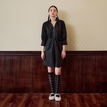OUWEY歐薇 小荷葉立領點線織帶合摺洋裝(黑；S-L)