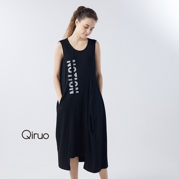 【Qiruo 奇若名品】專櫃精品黑色背心式長洋裝(時尚夏日洋裝個性胸前英文字母3024F)
