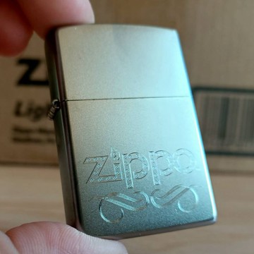 【正品附發票 / 現貨】美國 Zippo 緞面鉻自動雕版 ZIPPO圖騰 (型號24335)