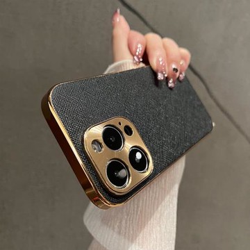 【高品質，電鍍貼皮】高級輕奢皮質適用iphone15pro手機殼蘋果14proMax新款13純色簡約風防摔保護套女