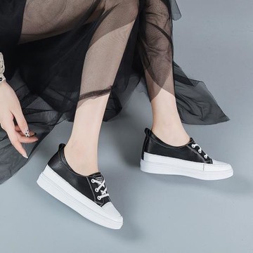 小黑鞋女2021新款內增高百搭早春厚底真皮春款一腳蹬休閑黑色板鞋