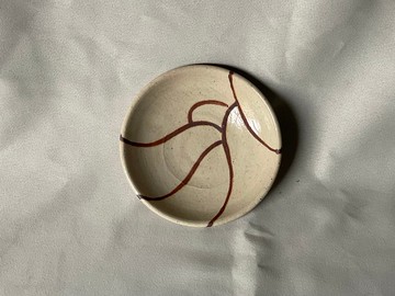 帶棕色條紋的盤子