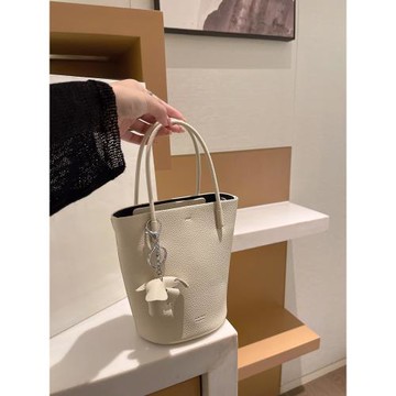 高級感小眾軟皮女包2025新款今年流行時尚菜籃子水桶包手提斜挎包