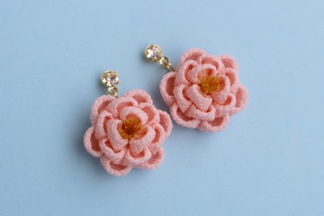 正絹 柔嫩椿花鑲鑽耳針 粉色     つまみ細工 日式 浴衣 和服 圓形玫瑰 玫瑰 垂墜 搖曳