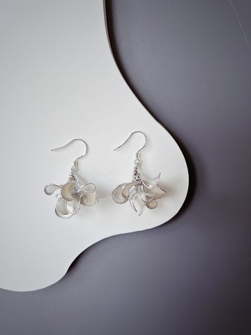 雲淡風輕 閃銀 花瓣垂墜式樹脂耳環
