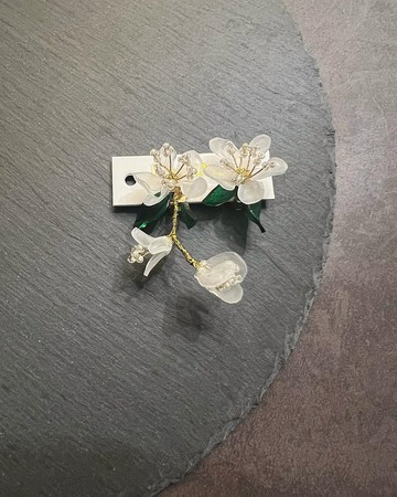 冒牌老闆娘 Kingboss塑片綠葉花朵不對稱夾式耳環。C