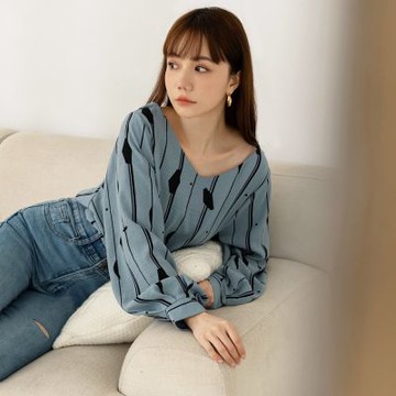 OB嚴選中大尺碼-V領直紋造型印花澎袖寬鬆上衣《AB20743》