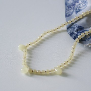 EASY PEASY VINTAGE LEMON JADE NECKLACE