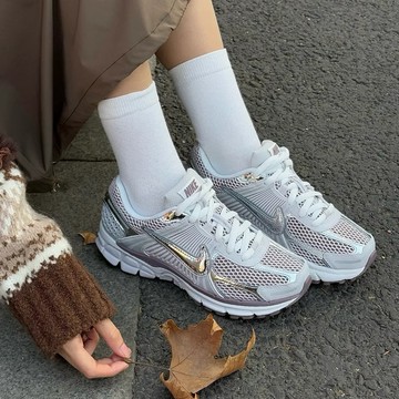 【逢甲 FUZZY】W Nike Zoom Vomero 5 粉銀 HV6417-001