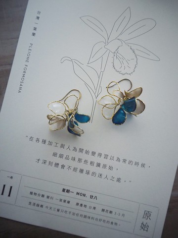 雲淡風輕 藍 花瓣垂墜式樹脂耳環