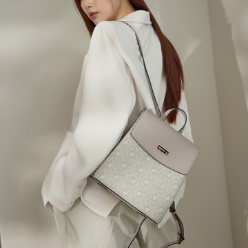 【金安德森】Hulda 經典老花紋後背包-杏灰