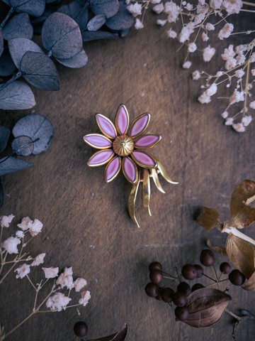 Trifari 粉紅牛奶玻璃雛菊胸針－美國古董首飾 Vintage Jewelry