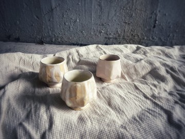 桌上的白陶糖霜 / 鬱金香茶杯組 S 號 - 虎斑與小草莓 3 件組