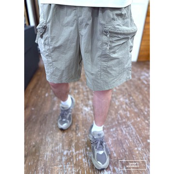 『老爺有喜』重磅弧形拉鍊口袋工裝短褲(NOF25029903)-灰卡其破壞抽鬚 彈性修身 重度破壞 水洗刷色 男生工裝褲