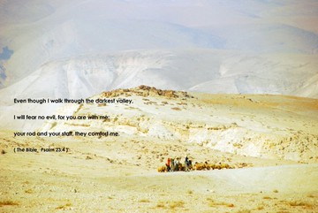 我雖然行過死蔭的幽谷，也不怕遭害，因為你與我同在；你的杖，你的竿，都安慰我。(英文版)