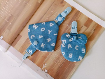 【5日內出貨】英文字母  扭結圓型平安符袋 奶嘴夾 奶嘴套 蝴