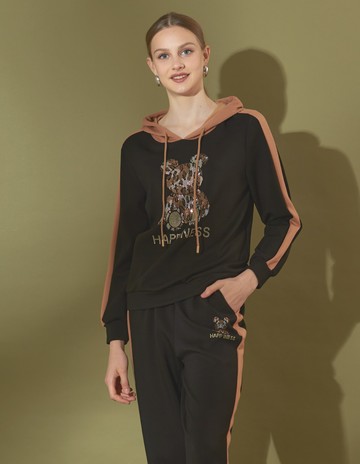 ★【喜芝梅】金屬熠熠 時尚熊熊圖案色條紋袖套裝連帽上衣(黑色；M-2L) 225452027