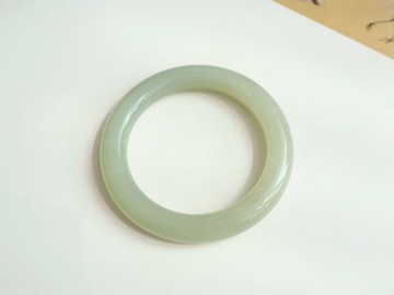 天然晴水和田玉手鐲  冰底料 顏色美 脂很厚  玉質溫潤細膩 55mm