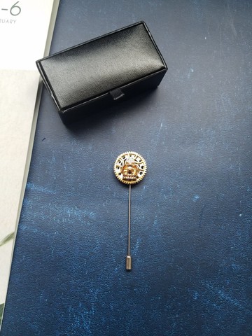 金色齒輪小皇冠胸針大衣外套一字針