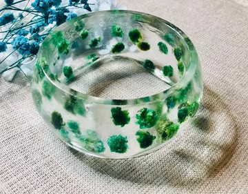 此手鐲採用真實的滿天星乾花製成，染上藍綠色調