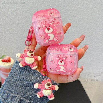 可愛卡通揮手草莓熊 帶掛飾 適用於AirPods Pro3保護殼 1/2/3/4代耳機殼 Pro2 保護套 軟殼 防摔殼