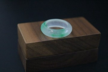 玉石冰種飄花戒指翠綠色玉戒指環搭配胡桃木戒指盒可刻字