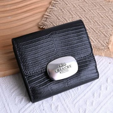 COACH 金屬LOGO蜥蜴壓紋皮革對開扣式零錢短夾(黑)