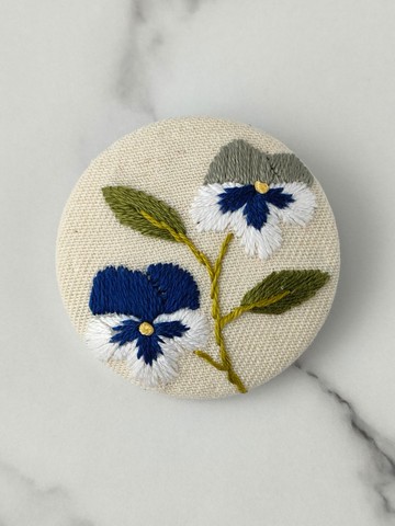 沉穩色調的紫羅蘭與三色堇繡花胸針