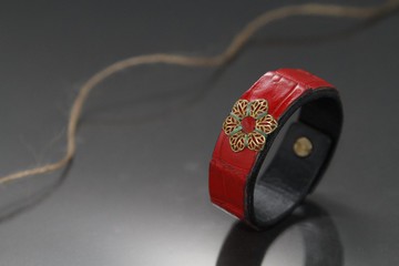 一公分的優雅 -- 鱷魚皮手環