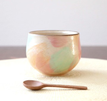 彩色化妝春季色彩筆觸和質樸的粘土杯與質樸的邊緣