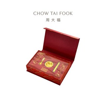 周大福 友禮系列 福聚三寶「金碗筷勺」黃金擺件禮盒裝(彌月寶寶送禮/節日送禮/生日禮物)