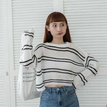 現貨~圓領條紋鏤空寬鬆短版針織上衣【XN7085301】DesireShop