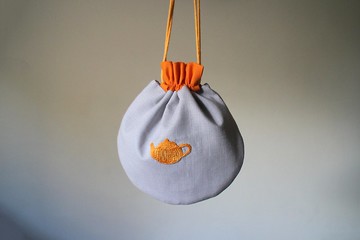 日常物件007 / 橘色茶壺 手工刺繡圓弧束口袋 L
