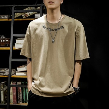 日系哥德刺繡領口TEE / 男女皆可穿 / Hip Hop街頭潮流 / 3色 / S-5XL / 大尺碼【QTJBYYTX102】