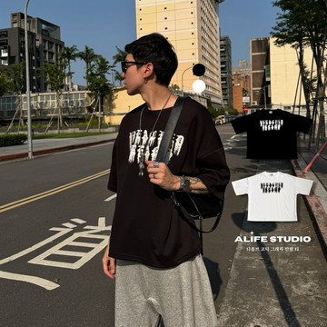 【ALIFE】現+預｜溶解 哥德 字體 BOXY 寬短版 短T 2色 實拍 網紅 同款 情侶 韓國 韓系 #2013E