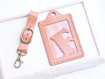 【白蠟啡 MAROON —頭文字A至Z 英文字母行李吊牌】好好縫 皮革材料包 免費壓字 手工包 白蠟皮 擦蠟皮 卡片套 卡片夾 名片夾 行李掛牌 旅行 護件夾 證件夾 簡約實用 意大利皮 植鞣革 皮革DIY