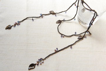 貝母珍珠的秋季藤蔓長項鍊