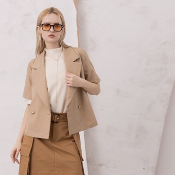 【MASTINA】大領片短版雙排釦短袖外套 卡 米 (魅力商品)