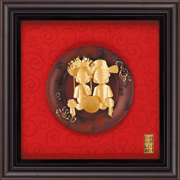 開運陶源 雅鑑鑫品 【小圓盤系列-雙喜娃娃】百年好合  純金箔畫 23x23 cm 招桃花可掛牆壁，後有腳架也可立在桌上
