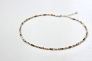 午夜的森林。簡約米珠項鍊。琥珀色系