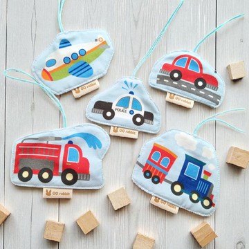 童趣交通工具。微厚手感姓名吊牌 名牌 吊飾。客製中英文名字