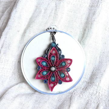 紅底仿金花式捲紙珠飾典雅風項鍊