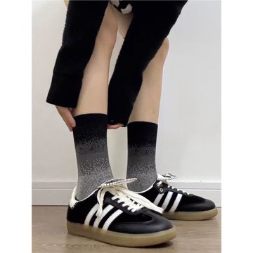 我天！這種漸變感+運動鞋真的高級~是誰還沒有刷到它！中筒棉襪子