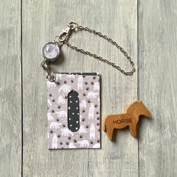 附伸縮鑰匙扣的簡約票卡夾 (白熊)