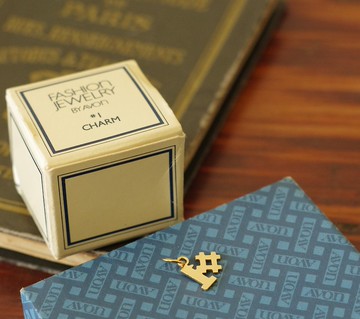 -老又好古董珠寶 Vintage Avon 1981金色數字1墜子 CH179