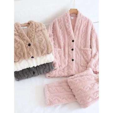 Two piece long sleeved pajamas衣服兩件套長袖長褲睡衣家居服