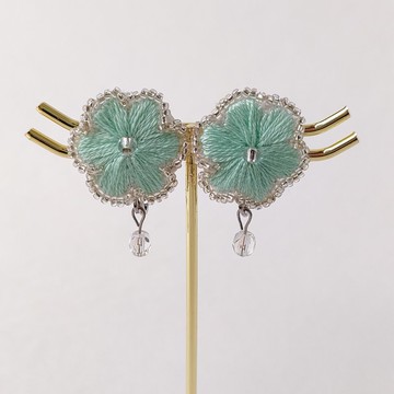 薄荷綠刺繡耳環